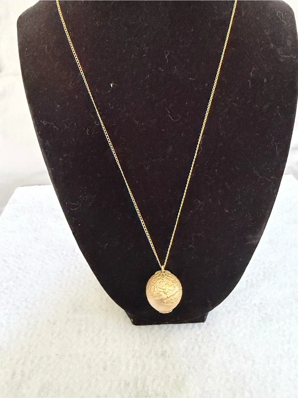 Vintage 70s Sarah Coventry Gold-Tone Spherical Orb Pendant Necklace
